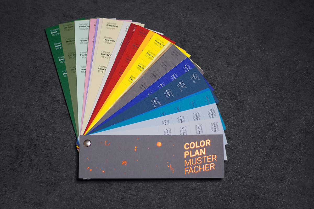 Aufgefächerter Colorplan-Musterfächer mit 50 durchgefärbten Papierfarben in 6 Grammaturen