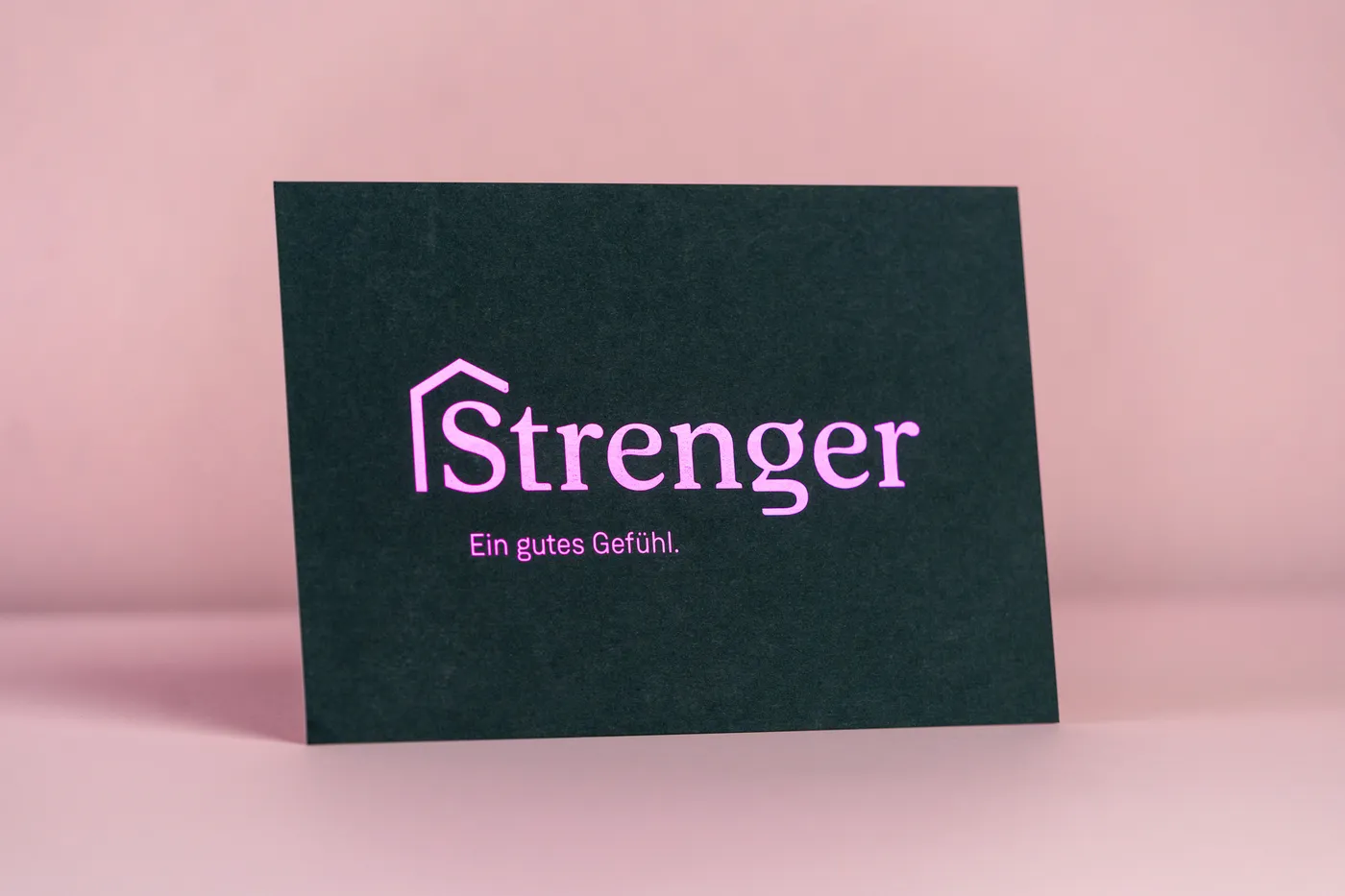 Zwei Kuchen-Banderolen in Grün und Schwarz mit Tannenbaum-Schrift, Sternen und Punkten in Goldfolie.
