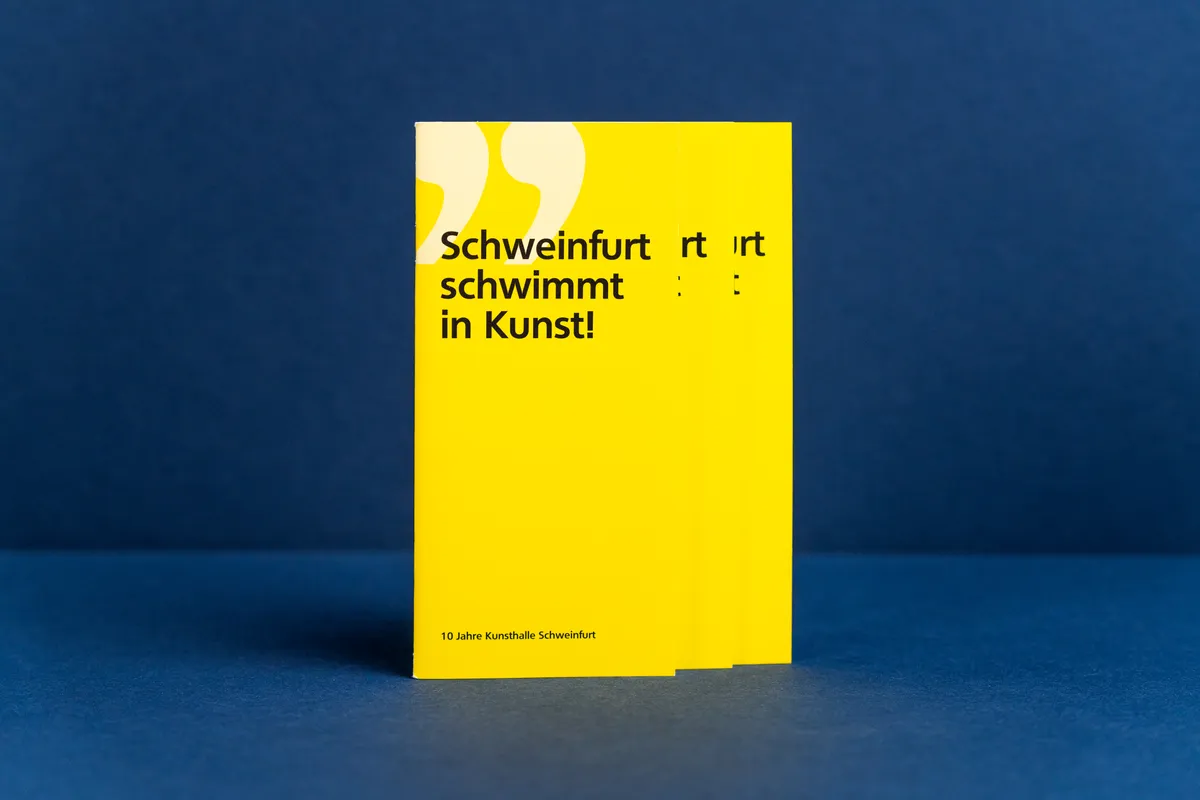 Gelb leuchtendes Programmheft – Ansicht 2