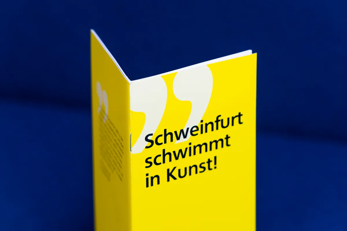 Gelb leuchtendes Programmheft – Ansicht 3