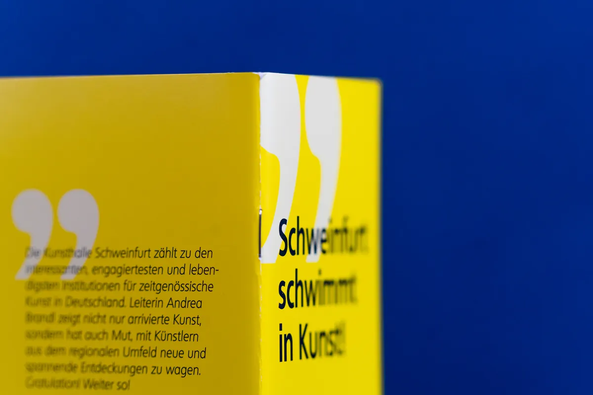 Gelb leuchtendes Programmheft – Ansicht 4