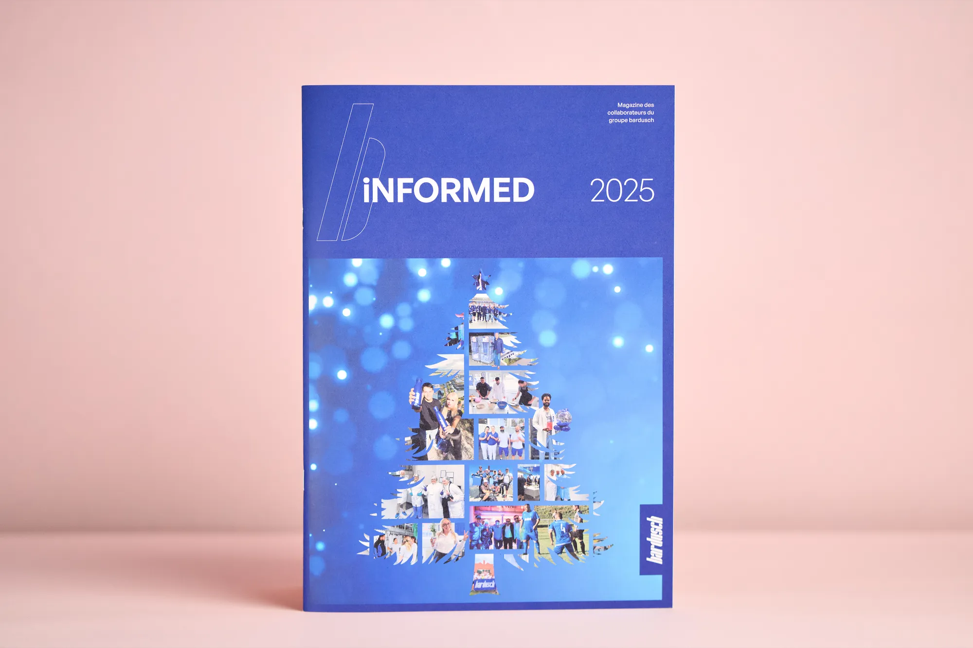 Mitarbeiterzeitung „Informed 2025“ mit blauem Titel vor rosa Grund.