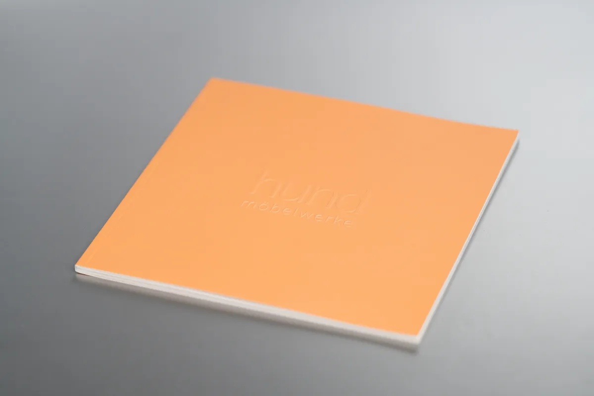 Pantone perfekt simuliert: Broschüre mit Hochprägung – Ansicht 4