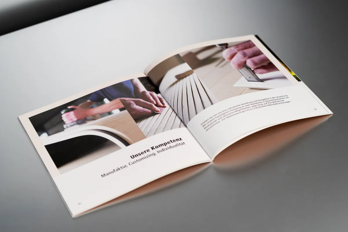 Pantone perfekt simuliert: Broschüre mit Hochprägung – Ansicht 5