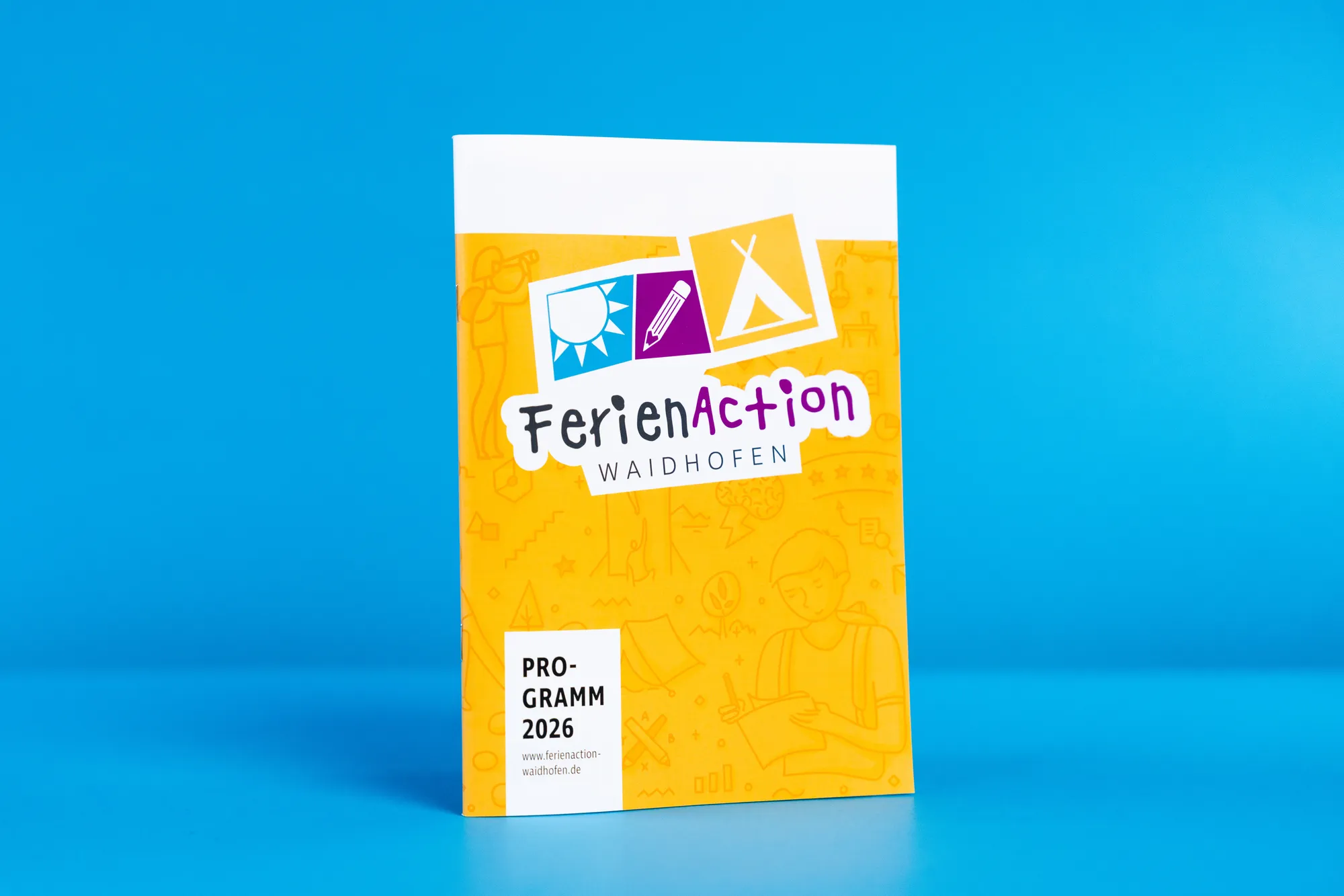 Programmbroschüre „FerienAction“ mit gelbem Titel vor blauem Grund.