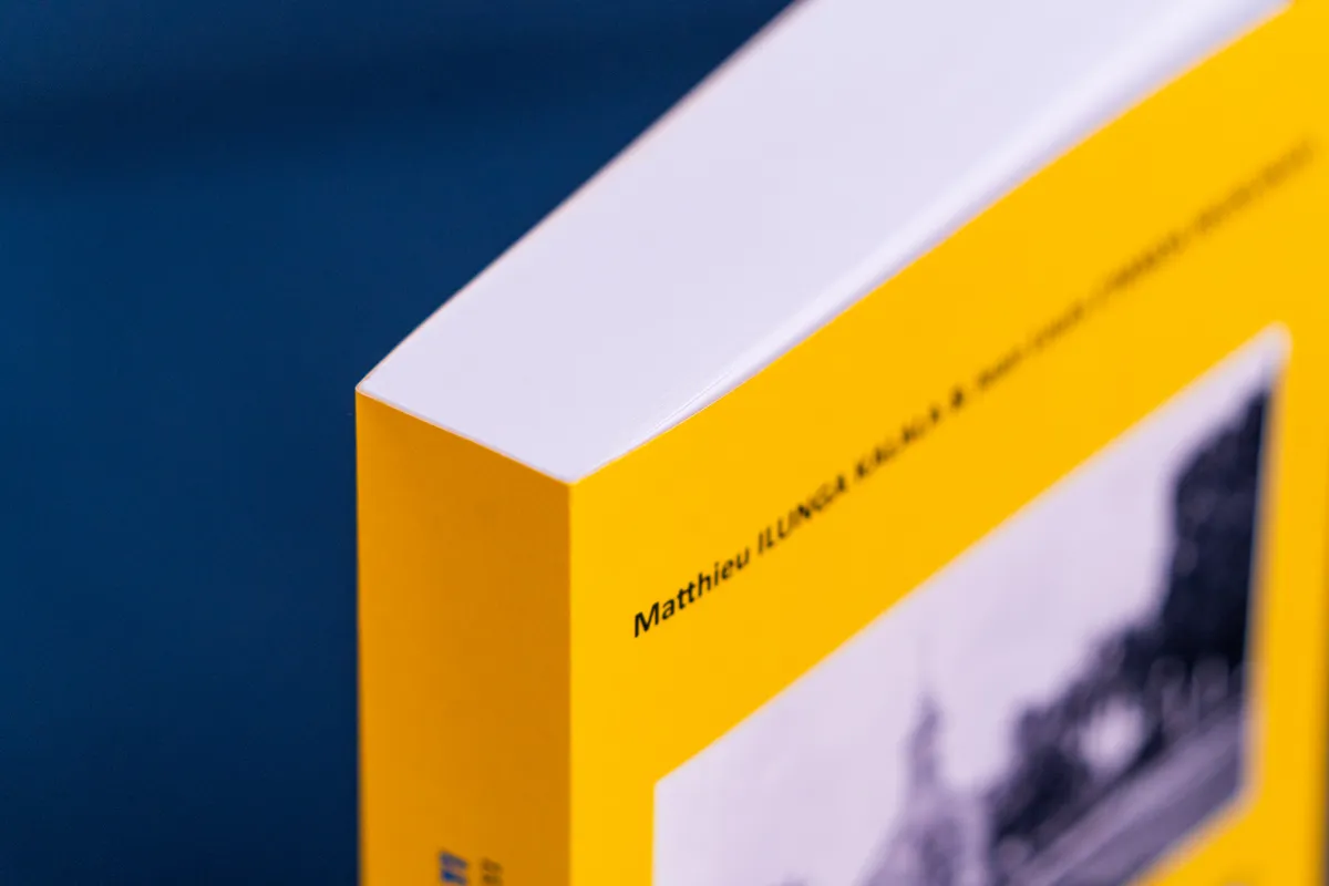 Taschenbuch mit glänzendem Umschlag – Ansicht 2