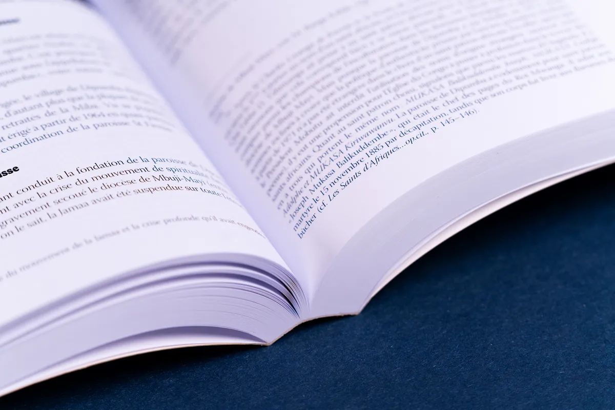 Taschenbuch mit glänzendem Umschlag – Ansicht 4