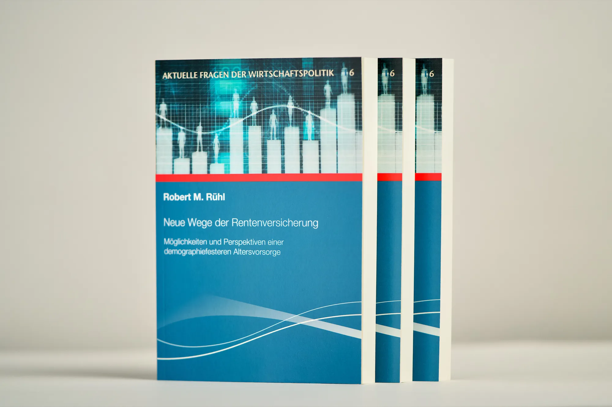Mehrere Taschenbücher mit blau-weißem mattem Umschlag nebeneinander.