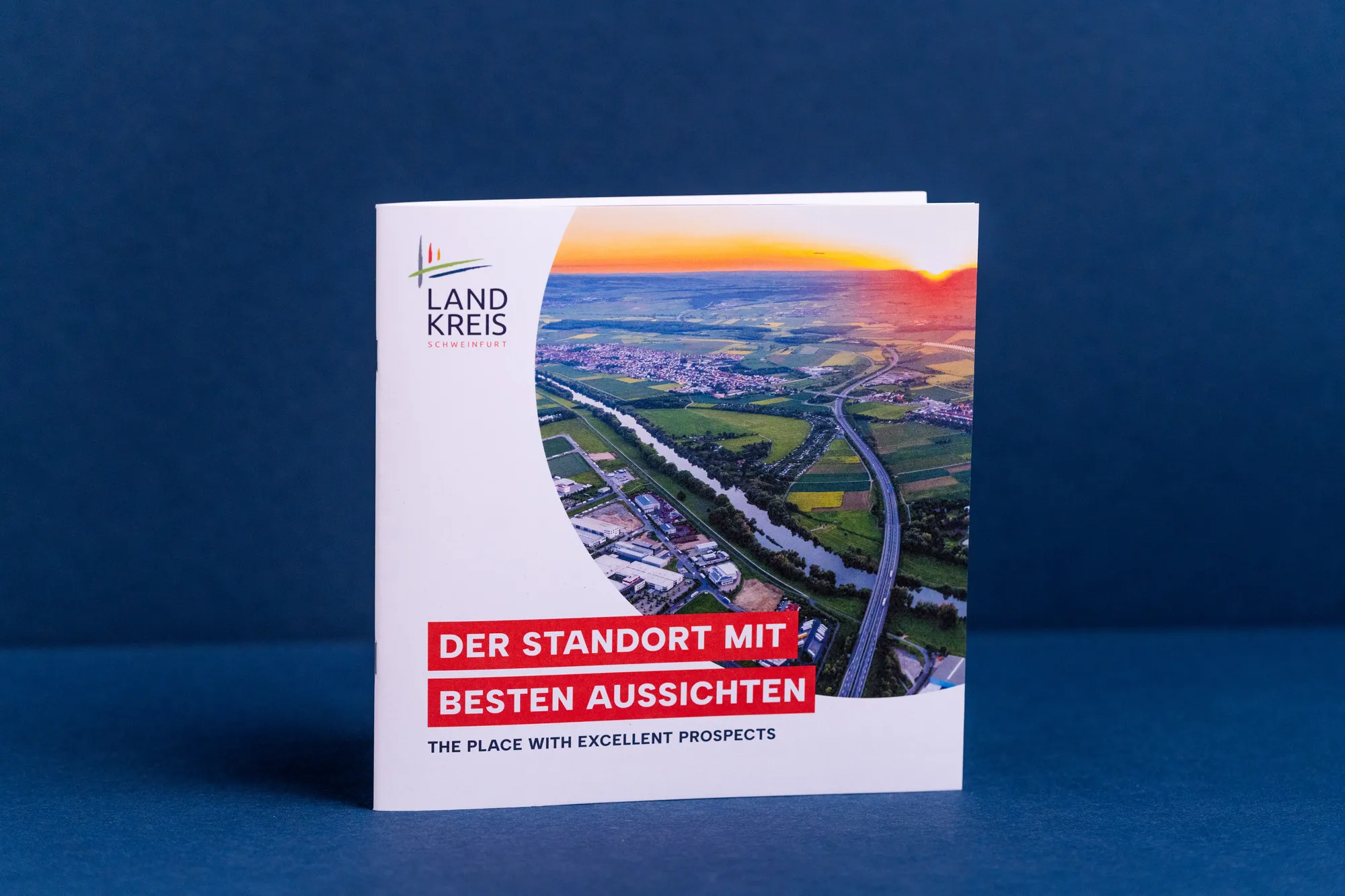 Quadratische Broschüre des Landkreises mit Luftbild auf dem Titel vor blauem Grund.