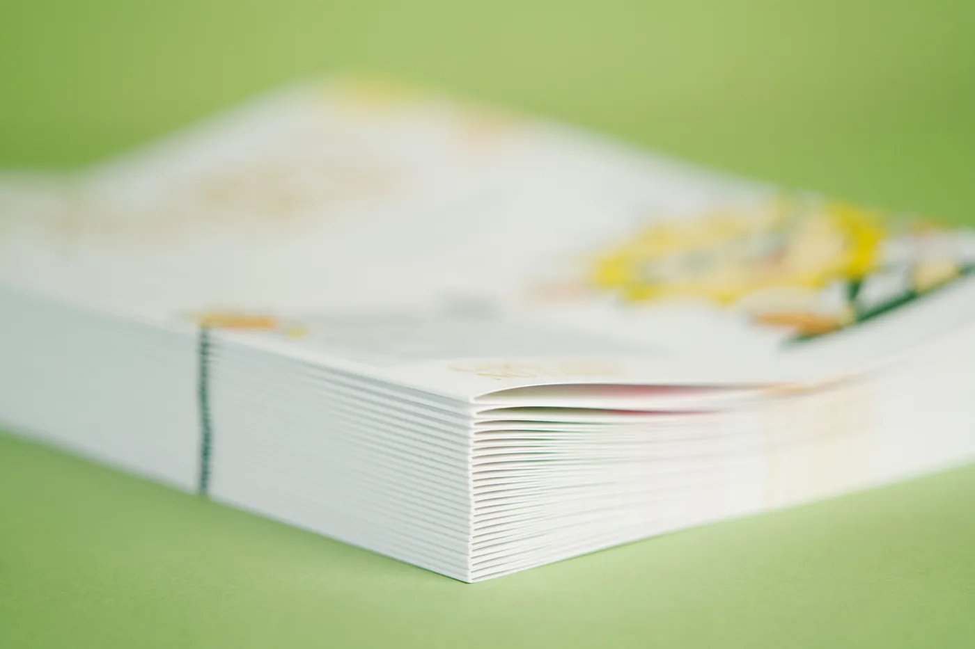 Nahaufnahme eines Stapels gefalzter Bogen mit sauberen, rissfreien Falzkanten.