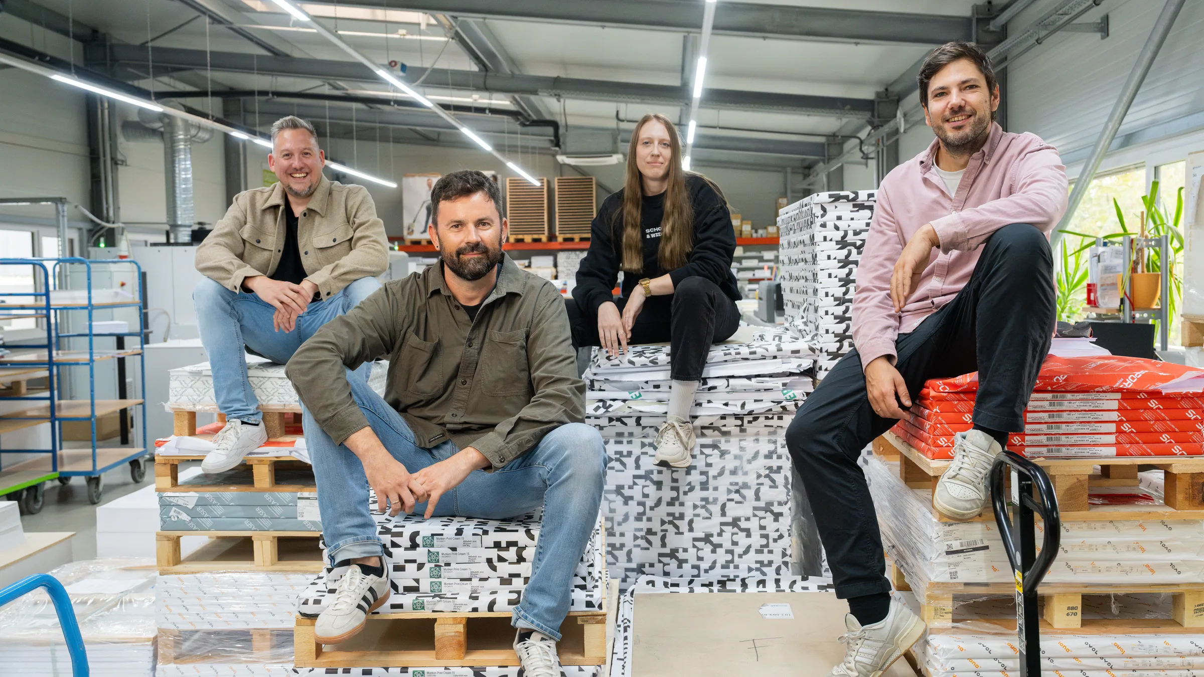 Das Team von Butz & Bürker vor der Druckmaschine